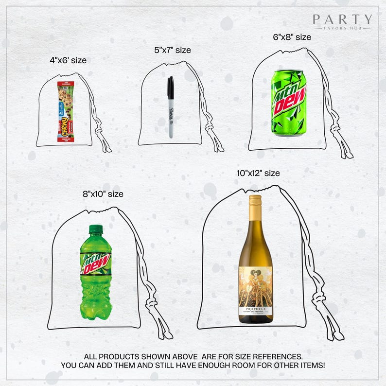 Puede incluir: Una gu&iacute;a de diferentes tama&ntilde;os de bolsas de cord&oacute;n, con ejemplos de art&iacute;culos que pueden caber en cada tama&ntilde;o. Las bolsas son blancas y los art&iacute;culos son una barra de chocolate, un marcador, una lata de refresco, una botella de refresco y una botella de vino. El texto en la imagen dice "PARTY FAVORS HUB" y "TODOS LOS PRODUCTOS QUE SE MUESTRAN ARRIBA SON REFERENCIAS DE TAMA&Ntilde;O. &iexcl;PUEDES A&Ntilde;ADIRLOS Y TODAV&Iacute;A TENER SUFICIENTE ESPACIO PARA OTROS ART&Iacute;CULOS!"