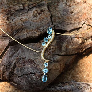 Necklace with natural blue topaz in 18k yellow gold