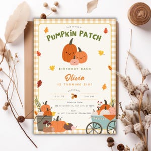 Op de afbeelding: Een herfstthema uitnodiging met de tekst "Pumpkin Patch" en "Olivia wordt zes!" bevat illustraties van pompoenen, bladeren en een wagen. De uitnodiging is omrand met een lichtgeel ruitpatroon en bevat evenementdetails.