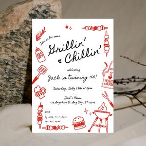 Puede incluir: Tarjeta de invitación blanca con ilustraciones y texto en rojo. La tarjeta dice "Grillin' & Chillin'" celebrando el 40 cumpleaños de Jack. Incluye gráficos temáticos de barbacoa como una parrilla, hamburguesa y brochetas. También se incluyen los detalles de RSVP.