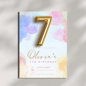 Peut inclure: Une invitation d'anniversaire en aquarelle bleue et rose avec des paillettes dorées et un ballon en feuille d'or numéro 7. L'invitation dit "Rejoignez-nous pour célébrer le 7e anniversaire d'Olivia". La date est le 14 septembre, de 14h à 16h. Le lieu est la maison d'Olivia, 123 Anywhere St., Any City. RSVP à Lily 123-456-7890.