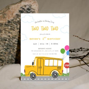 Puede incluir: Invitación de cumpleaños amarilla con una ilustración de autobús escolar. El texto dice "TWO TWO TWO" y "2º Cumpleaños de Bryan". Incluye fecha, hora e información de RSVP. Globos y señal de stop.