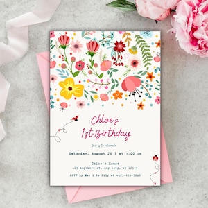Könnte beinhalten: Eine Geburtstagseinladung mit floralem Thema und dem Text "Chloe's 1st Birthday". Die Einladung zeigt ein farbenfrohes Blumendesign mit rosa, gelben und roten Blumen. Die Einladung enthält Datum, Uhrzeit und Ort der Party sowie ein RSVP-Datum und Kontaktinformationen.