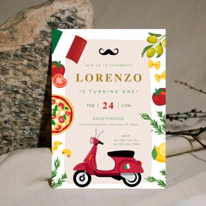 Könnte beinhalten: Eine rechteckige Geburtstagseinladungskarte mit einem roten Roller, italienischer Flagge, Pizza, Oliven, Pasta und einem schwarzen Schnurrbart. Der Text lautet: JOIN US TO CELEBRATE LORENZO IS TURNING ONE! FEB 24 5 PM ENZO'S HOUSE 123 Anywhere St., Any City, ST 12345 RSVP by Feb 1 to Lily at +123-456-7890.