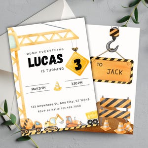 Puede incluir: Invitación a una fiesta de cumpleaños con temática de construcción con una grúa de construcción amarilla, un letrero amarillo con el número 3 y el texto "DUMP EVERYTHING LUCAS 3 IS TURNING MAY 27TH 3:30 PM 123 Anywhere St. Any City, ST 12345 RSVP to Katie 123.456.7890" y un letrero amarillo con el texto "TO JACK".