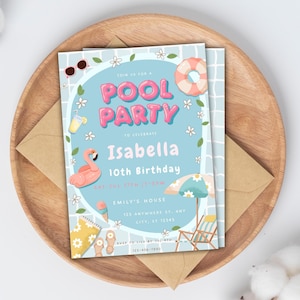 Peut inclure: Une invitation à une fête au bord de la piscine avec un fond bleu clair et un motif quadrillé. L'invitation présente un flamant rose, un parasol de plage et le texte "POOL PARTY" en lettres roses. L'invitation est pour le 10e anniversaire d'Isabella.