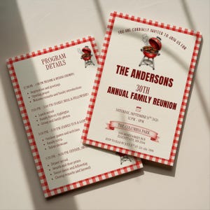 Op de afbeelding: Twee rechthoekige papieren uitnodigingen met een rood-witte ruitjesrand. De uitnodiging bevat een illustratie van een rode barbecue, de tekst 'THE ANDERSONS 30TH ANNUAL FAMILY REUNION', datum, locatie en een programma met tijden.