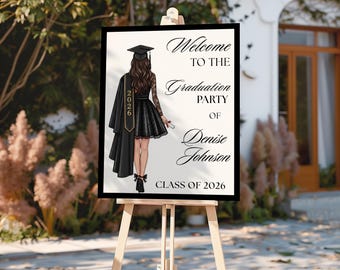Può includere: Un cartello per una festa di laurea con l'illustrazione di una persona in toga e tocco neri con il testo Welcome TO THE Graduation PARTY OF Denise Johnson CLASS OF 2026. La persona ha lunghi capelli castani e indossa un abito nero.