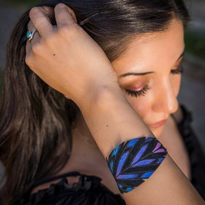 Hand bemalt Lederarmband, verstellbare Manschette, Pfau Armband