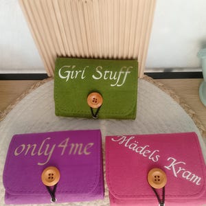 Kleine Filztasche mit frechen Sprüchen für Tampon, Slipeinlagen und Mädelskram, Tasche für Monatshygiene und Krimskrams.