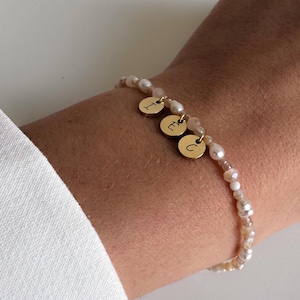 Personalisiertes Armband mit Süßwasserperlen und beigen Perlen | handgefertigtes Bettelarmband mit Initialen | elegantes Geschenk für Sie