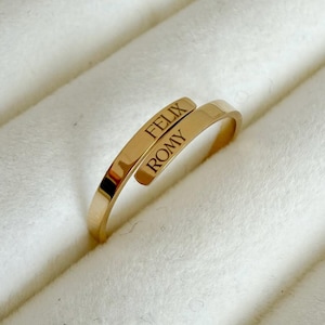 Gouden knuffelring met gegraveerde namen, initialen of data | gepersonaliseerde verstelbare ring | minimalistisch sieraad | cadeau voor haar