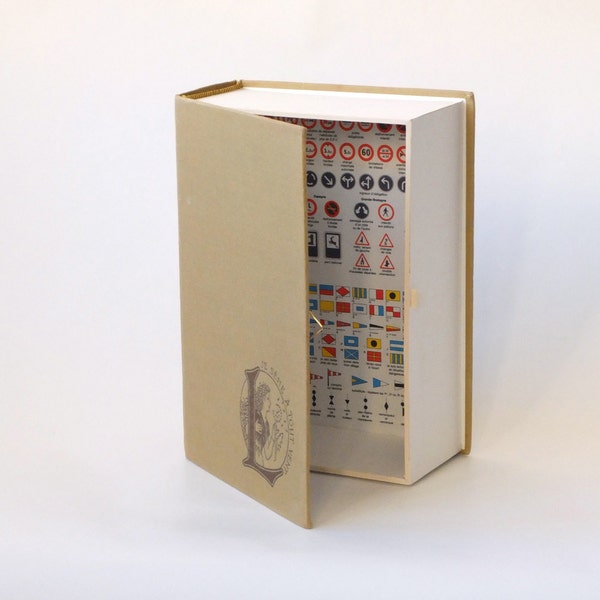 Boîte à grands secrets / "Dictionnaire Français Larousse"