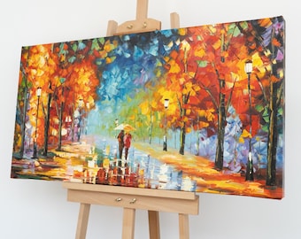 Peut inclure: Peinture à l'huile sur toile représentant une scène d'automne vibrante. Un couple marche sous un parapluie sur un chemin mouillé, bordé d'arbres aux teintes de rouge, d'orange et de jaune. Des lampadaires illuminent la scène, créant une atmosphère chaleureuse.