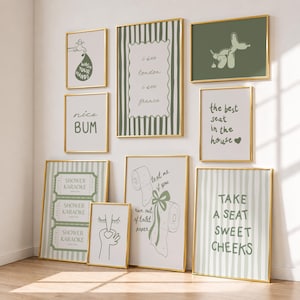 Puede incluir: Una colección de nueve láminas de pared en marcos dorados con esquemas de color verde salvia y blanco. Las láminas incluyen textos como "wash your hands", "nice bum", "i see london i see france", "the best seat in the house", "shower karaoke" y "take a seat sweet cheeks".