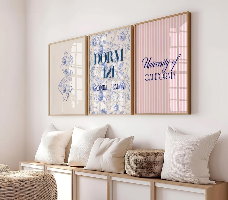 Pode incluir: Tr&ecirc;s obras de arte emolduradas. A primeira apresenta um mapa azul da Calif&oacute;rnia. A segunda tem texto azul que diz "DORM 121 SOPHIA EMMA" em um fundo floral. A terceira tem listras rosa e o texto "University of CALIFORNIA".