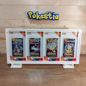Peut inclure: Un présentoir blanc contenant quatre boosters Pokémon TCG. Chaque paquet présente des illustrations différentes et le texte "ETINCELLES SUPERLUMINEUSES". Le présentoir porte un logo "Pokestia" bleu et jaune.