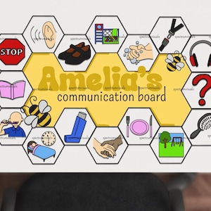 Pode incluir: O quadro de comunicação da Amelia apresenta um design de favo de mel amarelo com várias imagens, incluindo um sinal de parada, um livro, uma abelha, uma escova de dentes, um relógio, um inalador, uma mão segurando outra mão, um prato com um garfo e uma faca, um balanço, um ponto de interrogação, fones de ouvido, um par de sapatos, uma orelha, uma mão lavando e uma escova de cabelo.