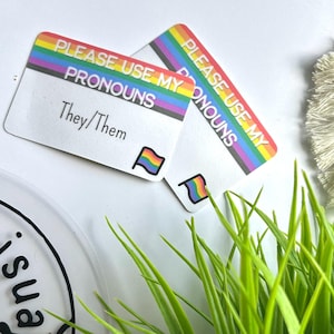 Carta di sensibilizzazione sui pronomi, carta in alluminio resistente all'acqua, personalizzata, non binaria, transgender, LBGTQ+ *articolo fisico*