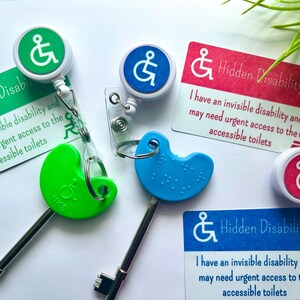 Carte d'accessibilité pour les toilettes/carte de sensibilisation aux personnes handicapées avec clip de cordon rétractable et clé RADAR avec Brail NKS *article physique*