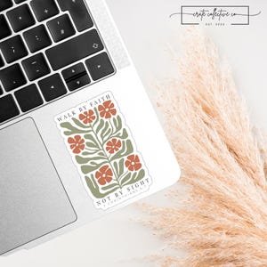 Puede incluir: Juego de tres tazas de cerámica con acabado mate moteado. Las tazas son de color crema, gris claro y gris oscuro. Cada taza tiene un diseño minimalista.
