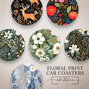 Puede incluir: Conjunto de seis posavasos para coche con estampado floral. Los posavasos presentan varios patrones florales en tonos de verde, azul, blanco y rojo. El texto "FLORAL PRINT CAR COASTERS" y "craft collective co EST. 2024" está impreso en la parte inferior de la imagen.