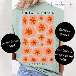 Puede incluir: Una camiseta verde claro Comfort Colors con un diseño floral en tonos melocotón y naranja. Las palabras "GROW IN GRACE" están impresas en la parte superior, con "2 PETER 3:18" en la parte inferior. Texto adicional incluye "Printed on Demand" y "Available in many Sizes and Colors."