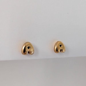 Pendiente de alfabeto dorado, minipendiente de inicial, pendiente de letra delicada, pendiente de letra burbuja, personalizado, pendiente de inicial de oro, regalo para ella