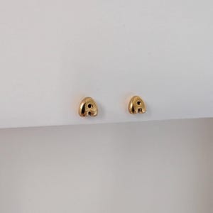 Pendientes de botón con inicial de oro: Joyas personalizadas con letras de burbuja