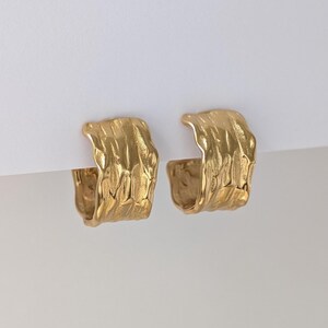 Aros gruesos martillados de oro: pendientes llamativos estilo años 90