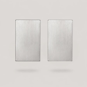 Pendientes grandes rectangulares de plata con acabado cepillado.
