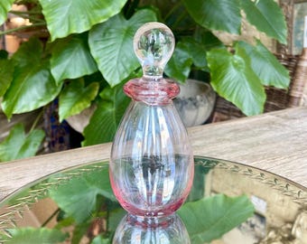 Petite carafe à parfum en verre rose