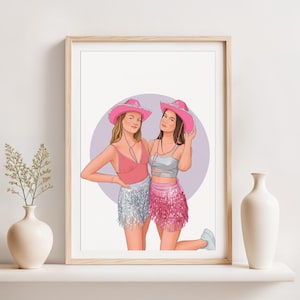 Könnte beinhalten: Illustration von zwei Personen mit rosa Cowboyhüten, Oberteilen und Fransen-Shorts. Eine steht, die andere kniet. Im Hintergrund befindet sich ein hellvioletter Kreis. Das Kunstwerk ist gerahmt und wird auf einem weißen Regal mit einer Vase und einer Zierpflanze ausgestellt.