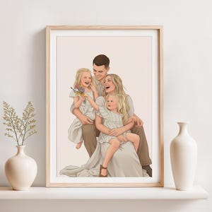 Op de afbeelding: Een ingelijst familieportret met een lachend stel en twee jonge kinderen. Het kunstwerk is een digitale illustratie met zachte kleuren en een lichtroze achtergrond. De familie is gekleed in neutrale tinten.