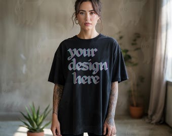 Comfortkleuren 1717 zwart T-shirtmodel, oversized getatoeëerd vrouwelijk model, natuurlijk licht POD-shirtmodel voor Etsy en Canva-ontwerpers