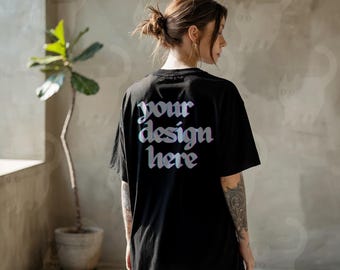 Comfortkleuren 1717 zwart T-shirtmodel, oversized getatoeëerd vrouwelijk model, natuurlijk licht POD-shirtmodel voor Etsy en canvas, achteraanzicht