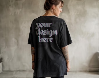 Comfortkleuren 1717 zwart T-shirtmodel, oversized getatoeëerd vrouwelijk model, natuurlijk licht POD-shirtmodel voor Etsy en canvas, achteraanzicht