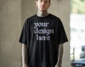 Comfort Colors 1717 zwart shirtmodel | Getatoeëerd mannelijk model, oversized pasvorm | Vooraanzicht POD-mockup voor Etsy en Canva
