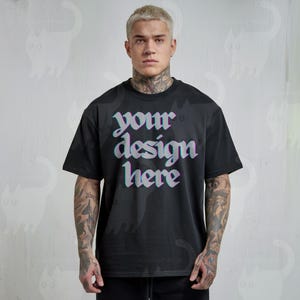 Schwarzes Tshirt Male Mockup, Bella und Canvas 3001 Crewneck Shirt vorne Mock up beige Studio Foto blanko Mock-up tätowiert Model Streetwear