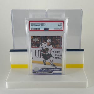 Hockey Trading Card-displaystandaard, gemaakt om eruit te zien als de boards, met glazen staander aan de bovenkant, 3D-geprint, geschikt voor kaart