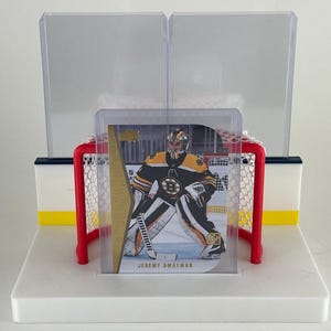Suporte de exibição de cartões de troca de goleiro de hóquei, feito para se parecer com os tabuleiros com carregadores superiores como suporte de vidro, impresso em 3D, contém cartões classificados
