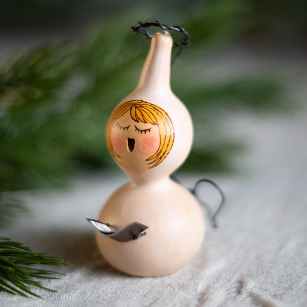 EINE singende Engelkürbisverzierung - Handgefertigte Weihnachtsdekoration, rustikale Feiertagsengeldekoration