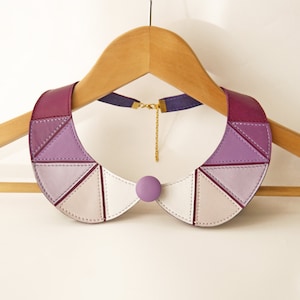 Collier plastron en cuir, collier plastron en cuir violet et blanc, collier plastron avec col amovible, bijoux en cuir prêts à être expédiés
