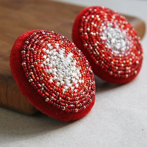 Bead embroidered Red Brooch Bead Embroidered Circle Brooch Red White Beadwork image 3