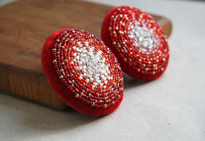 Bead embroidered Red Brooch Bead Embroidered Circle Brooch Red White Beadwork image 3