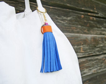 Portachiavi con nappa in pelle, portachiavi con nappa blu e arancione, ciondolo per borsa Something Blue
