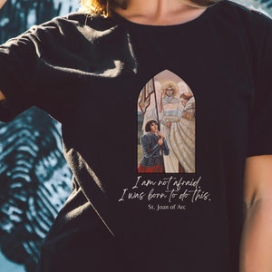 St. Jeanne d&#39;Arc T-Shirt - Ich wurde dafür geboren - Heilige Jeanne d&#39;Arc Katholisches Bekleidungs-T-Shirt - Komfortfarben T-Shirt für Männer oder Frauen Schutzpatron