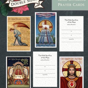 Puede incluir: Un conjunto de tarjetas de oración de ofrenda de misa de doble cara. Las tarjetas presentan ilustraciones religiosas, incluyendo un ángel, un cordero y Jesús. El texto "The Holy Sacrifice of the Mass" está presente en varias tarjetas, con espacio para rellenar detalles.