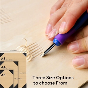 Peut inclure: Trois options de taille pour un projet de sculpture sur bois : A3 (56 cm sur 76 cm), A4 (38 cm sur 56 cm) et A5 (30 cm sur 43 cm). Une main utilise un outil de sculpture pour créer un motif sur un morceau de bois.