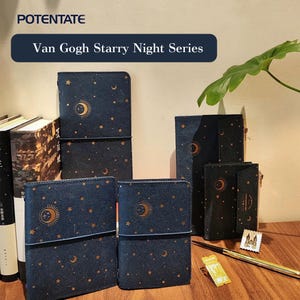 Könnte beinhalten: Eine Sammlung dunkelblauer Notizbücher und Journale mit Sternennacht-Design. Die Notizbücher haben ein goldenes Halbmond- und Sternmuster mit dem Text "Van Gogh Starry Night Series". Einige haben elastische Verschlüsse.